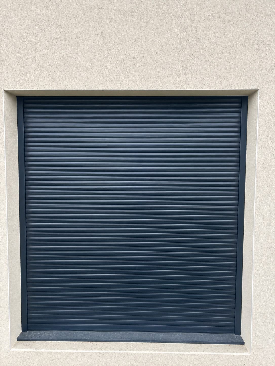 Grand châssis 2 vantaux avec volet roulant motorisé, posé en applique sur une extension de maison
