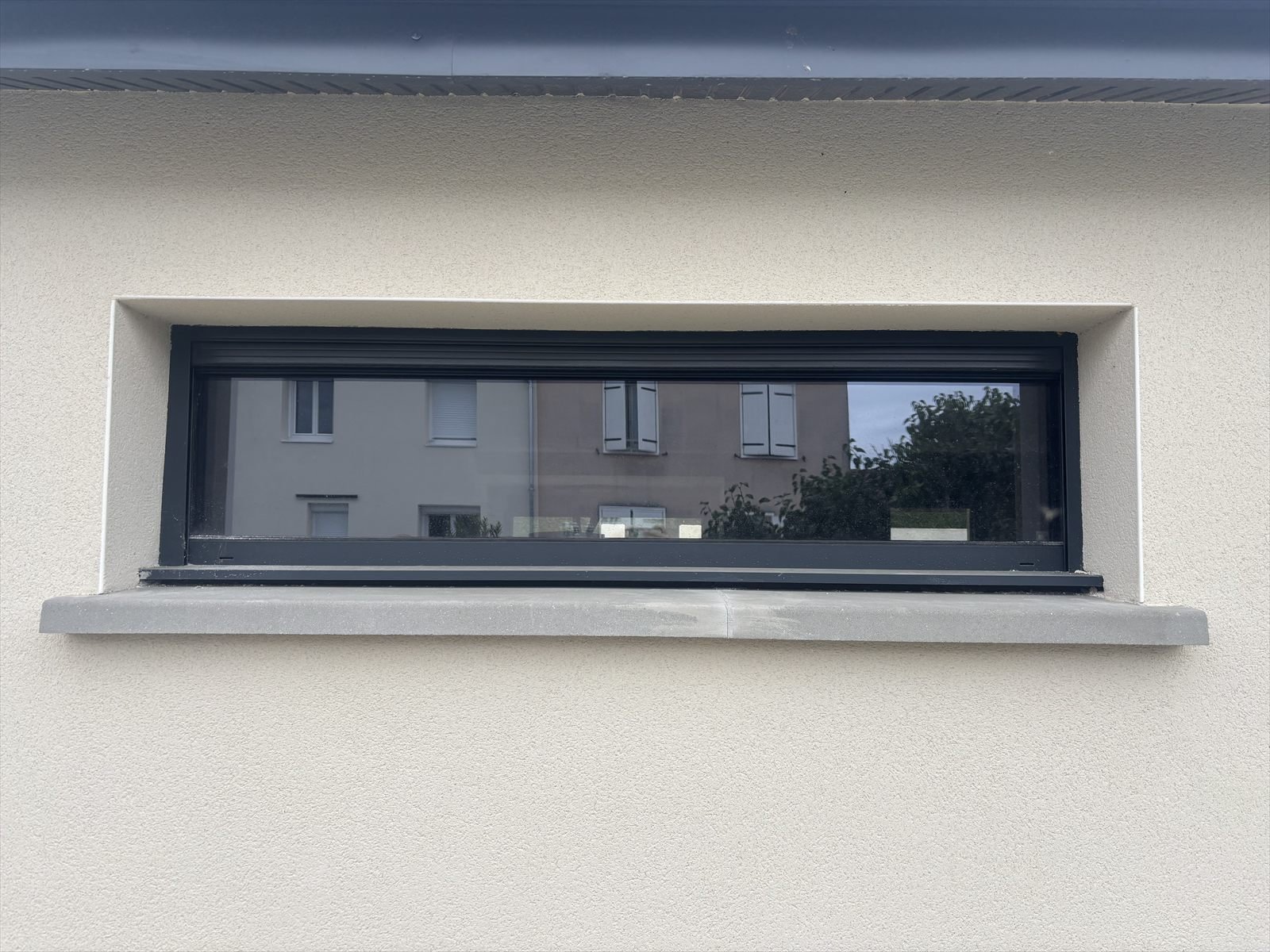 Châssis à soufflet gris anthracite avec volet roulant motorisé, posé en applique