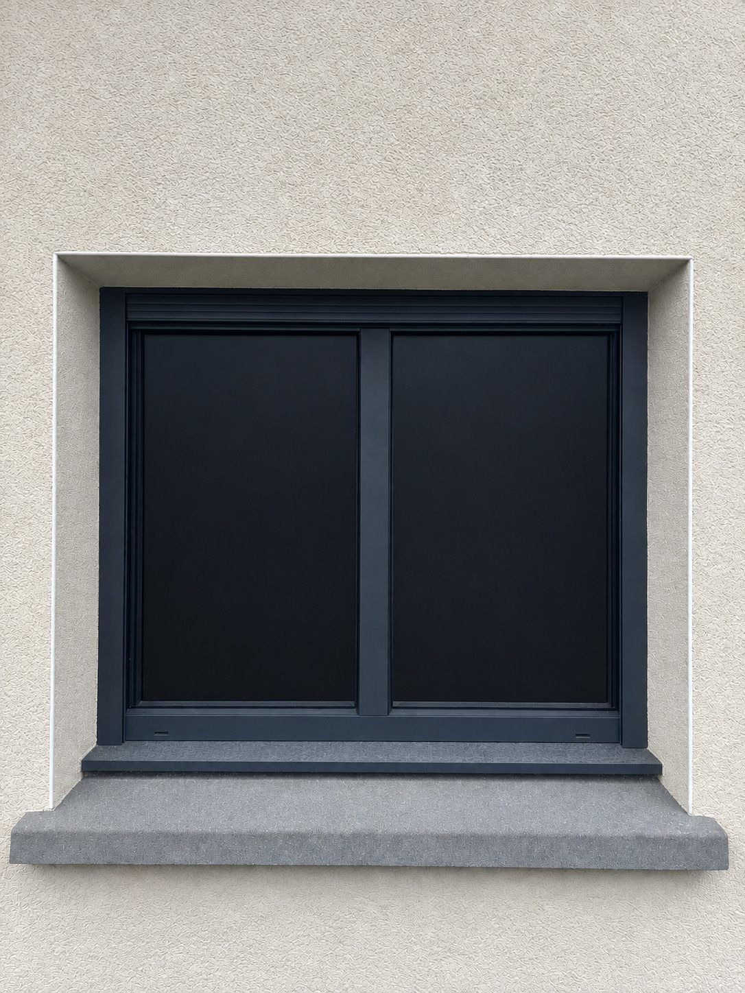Fenêtre 2 vantaux gris anthracite avec volet roulant motorisé, posée en applique
