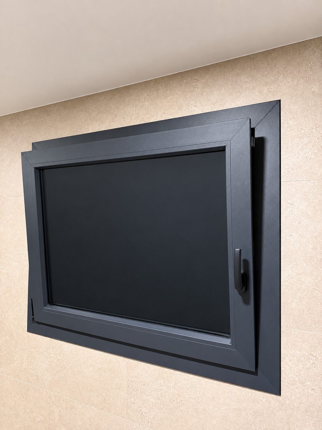 Fenêtre PVC gris anthracite 1 vantail oscillo-battante posée dans une salle de bain